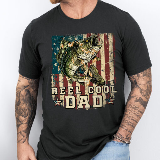 Gingerglowgifts Father's Day T-shirt, Reel Cool Dad T-shirt, Bass Fish American Flag Tee VTM17HVN